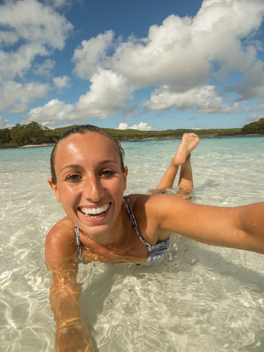 Junge Frau mit glücklichem Lächeln im Wasser liegend. #Sommer #See #glücklich #Wohlfühl-Haut 